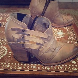 Freebird by Steven, Gate